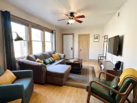 2-Bedroom Apartment in the Heart of Downtown Munising ミューニシングのホテル