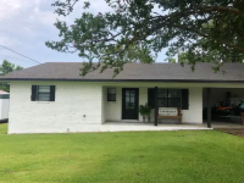 Lake Front Home in Quiet Neighborhood & Mins Away from Boat Launch and Amenities