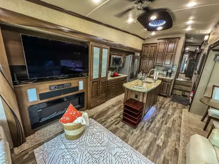 Luxe Farm-Stay w/ private animal sanctuary~10 min from city!