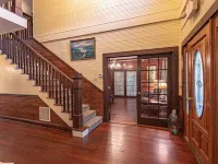 Private 14-Acre Mountain Estate - 3 Guest Homes - Ideal for Groups Hotels in Mars Hill