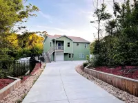 Beach Getaway Heart of E.I.- Dog Friendly Fenced yard, HotTub, FirePit, GameRoom