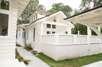 Elegant Cottage on the Bluff Downtown Fairhope (A) Hotels in 