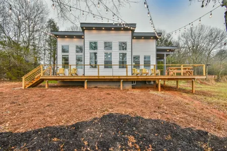 The Tiny Pickleball Mansion at Lake Hartwell