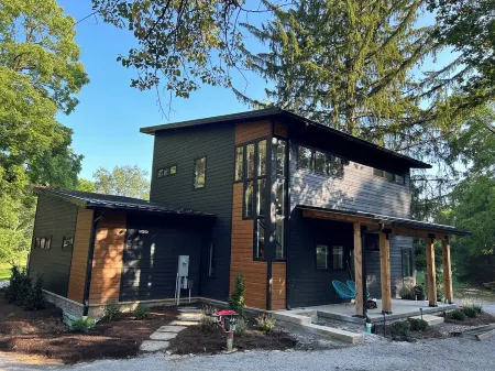 Modern House at Easy Street on the River- Large sports field and River Access!