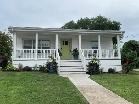 Downtown Boho Bungalow Отели в г. Franklin County