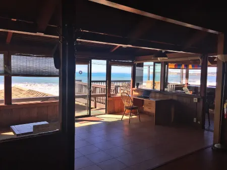 Miramar Beach oceanfront home w/ amazing deck views & just steps from the beach Отели рядом с достопримечательностью «Pillar Point Harbor»