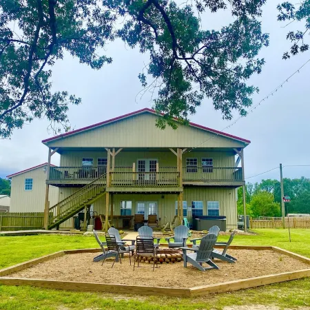 Texas Size, Pet Friendly Barndominium with Hot Tub Overlooking Toledo Bend Lake.