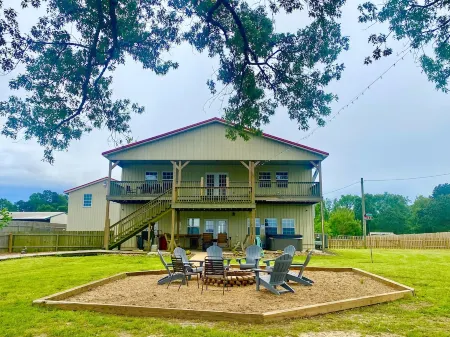 Texas Sized, Pet Friendly Barndomnium with Hot Tub Overlooking Toledo Bend Lake!