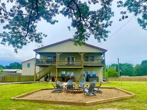 Texas Size, Pet Friendly Barndominium with Hot Tub Overlooking Toledo Bend Lake. - 무료 와이파이