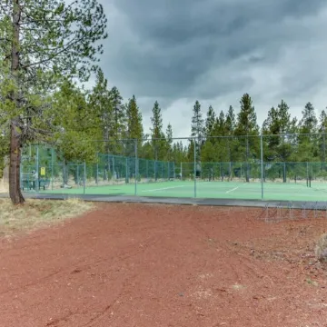 Cozy Sunriver Condo w/Pool Sharc Passes! Close to Sunriver Lodge & Shopping.