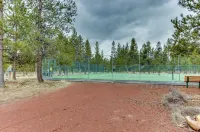 Cozy Sunriver Condo w/Pool Sharc Passes! Close to Sunriver Lodge & Shopping.