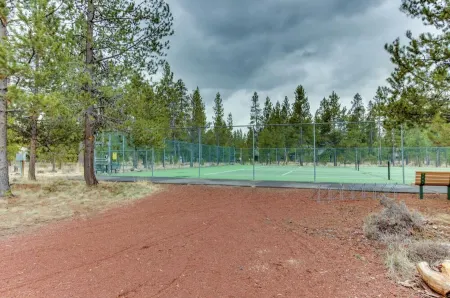 Cozy Sunriver Condo w/Pool Sharc Passes! Close to Sunriver Lodge & Shopping.