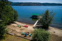Lake Front New Remodel w/ Hot Tub- Coeur d'Alene