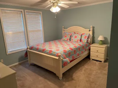 Lakefront, Private Dock, Quiet Cove- Lake Gaston-New Rental as of 2024