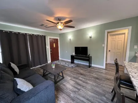 Cheerful 2 br/1 full bath home near SoFi/Beaches Отели рядом с достопримечательностью «Oviatt Building»