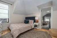 A block from the beach! Sleeps 20! Hot Tub, Game Room! Hotels in Ludington