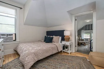 A block from the beach! Sleeps 20! Hot Tub, Game Room! Hotels near Stearns Park