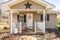 Camryn's Cottage Hotels in Balfour