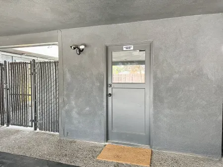 Updated 2-bedroom Apartment close to Hospitals. Located 1 mile from HWY 99.