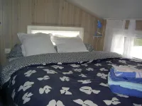 Wooden chalet with sea view, lovely garden, 5-minute walk to the beach. Dogs welcome. - Hytter