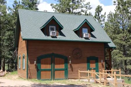 The Gingerbread Cottage - 2.5 acres, craft or meeting room Отели в г. Бейли