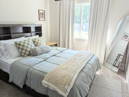 Downtown Villa-Fully equipped! Short drive Beaches, Short Walk to Payne Park.