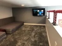 Hockey Room - Sleeps 7, Two TVs & Wooded Trails