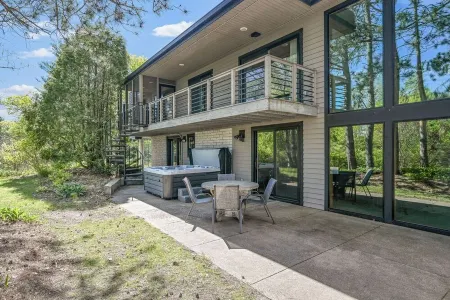 Modern Lake House w/ Hot Tub, Game Room & Relaxing Views Отели в г. Стивенс Пойнт