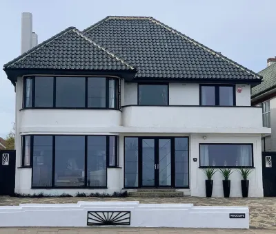5 Double Bedroom Art Deco Villa by the Sea with Heated Pool Hotel dekat Margate