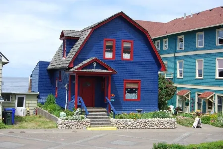 'American Classic' BEACHFRONT Historic Nye Beach - BEST LOCATION - 3BR Home Отели рядом с достопримечательностью «Порт оф Ньюпорт - Коммершиал Марина»