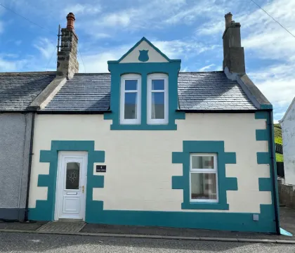 Findochty Holiday Cottage - Cosy cottage with Private Garden and Sea View