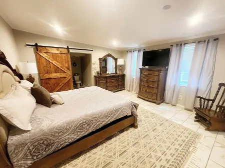 Luxury home, minutes from MSU campus