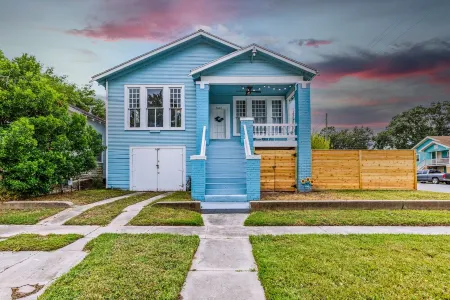 Spacious bungalow in the heart of Galveston with all the comforts of home Отели рядом с достопримечательностью «Парк Сивулф»