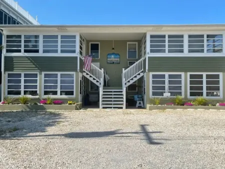 Perfect Family-Friendly Condo 5 Houses from the Ocean on the Beach Block Dewey