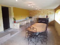 SEASONAL RENT BEAUTIFUL VILLA WITH POOL Hotels in Connaux