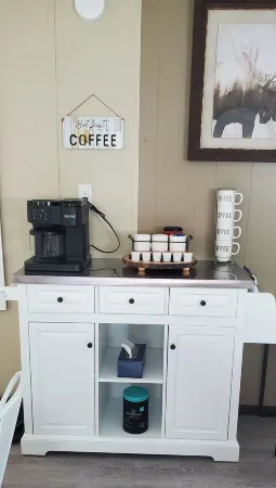 Charlie's Woodside Getaway-4 miles from the Dells! Отели в г. Линдон