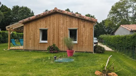 Maison en Bois à la Campagne. Animaux de Compagnie Acceptés Отели в г. Корм-Руайяль