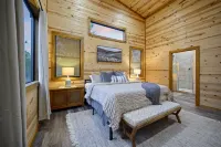 Ideal for 1-2 Families, Hot Tub🔥, Playset🧗 , Private Back Yard, PAC-Man🕹