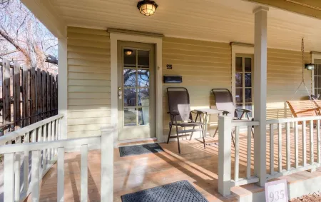 Fabulous LOCATION quiet setting steps to Pearl