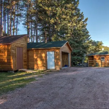 Old Town Cottage: Nestled on a forested hillside on the edge of Hill City