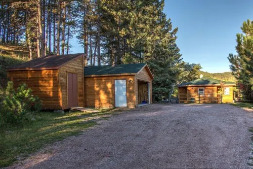 Old Town Cottage: Nestled on a forested hillside on the edge of Hill City
