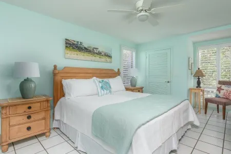 STUNNING BEACHFRONT UPPER VILLA,Electric Awning over Deck,Amenity Cards INCLUDED