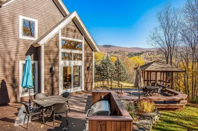 Huge Waterbury Home near Stowe Mountain / views & sauna Hotels near Ziemke Glassblowing Studio