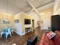 Haven at Hazel~Downtown Bungalow, cozy quarters for up to four, farmhouse chic. Hotels in Demorest