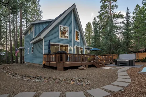 Charming Cottage-Backs the Nat.Forest with Spa, AC/Heat, Fire Pit and Game Room!