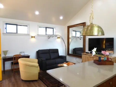 Oak Alley Close in, Ample Kitchen, Private, Locked Patio, Sauna with Fee.