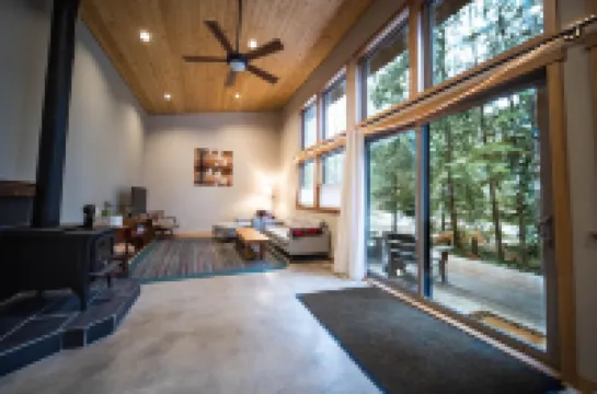 Cozy mountain retreat in the forest-close to Mt Baker Ski Area and pet friendly!