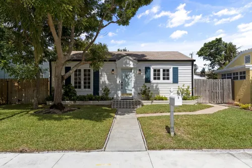 Paradise on Palmway 3/2 Cottage Walk to the Beach