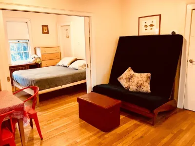 Near scenic Fresh Pond, Charles river, shops, Harvard Sq access , Free parking 閃族博物館附近的飯店