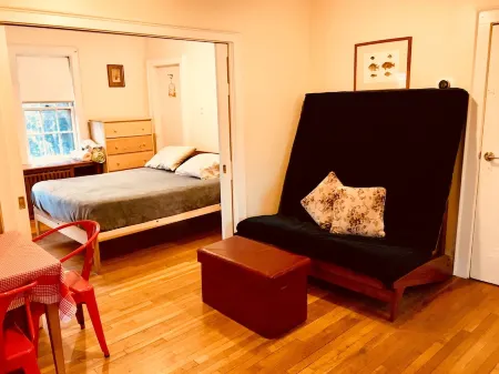 Near scenic Fresh Pond, Charles river, shops,  Harvard Sq access , Free parking Отели рядом с достопримечательностью «Колледж Лонги Скул оф Мьюзик оф Бард»